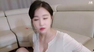 女主播艾琳倒牛奶,一场意外引发的直播热潮